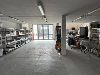 Magazzino in Affitto a Viareggio, 2'200€, 280 m²