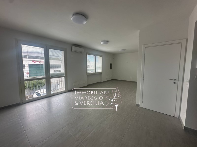 Capannone in Affitto a Massarosa, 750€, 76 m²