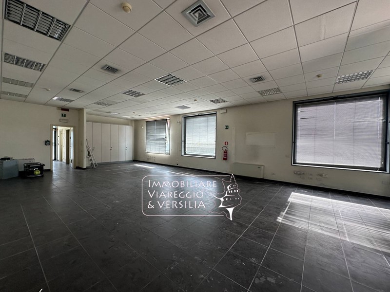 Capannone in Affitto a Camaiore, 2'700€, 120 m²