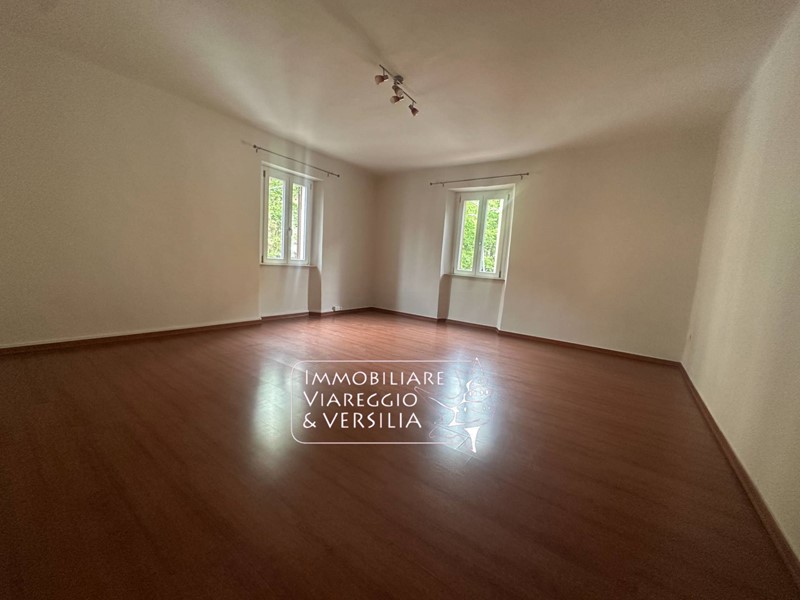 Capannone in Affitto a Viareggio, 1'200€, 100 m²