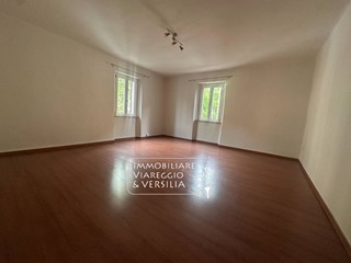 Capannone in Affitto a Viareggio, 1'200€, 100 m²