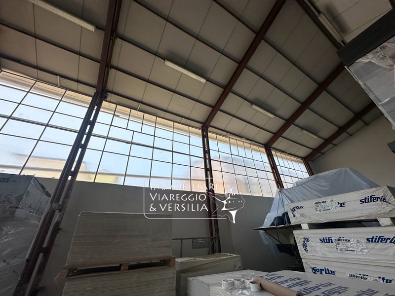 Magazzino in Affitto a Viareggio, 5'500€, 900 m²