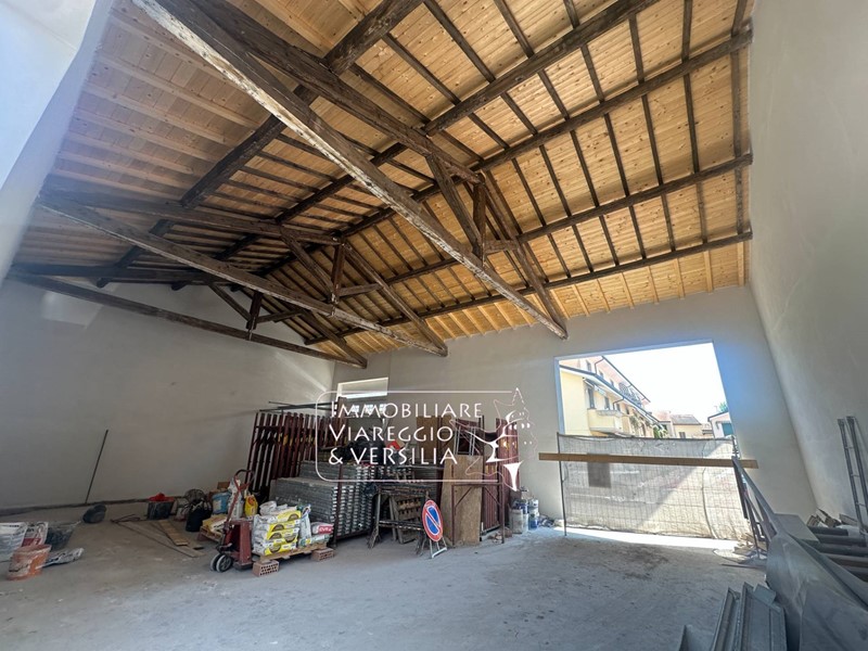 Magazzino in Affitto a Viareggio, 2'500€, 260 m²