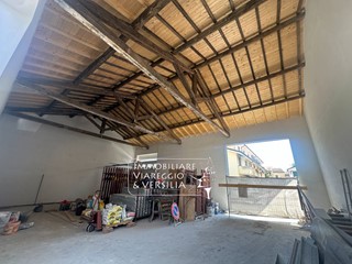 Magazzino in Affitto a Viareggio, 2'500€, 260 m²