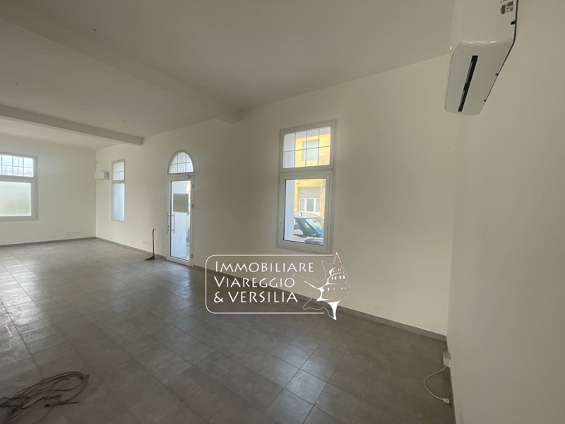 Capannone in Affitto a Viareggio, 1'000€, 129 m²