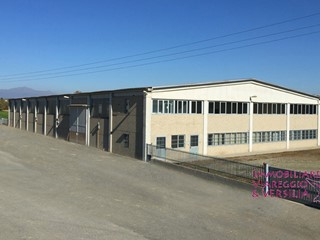 Immobile commerciale in Affitto a Camaiore, 2'200€, 500 m²