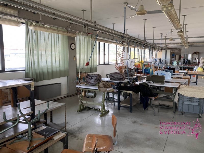 Magazzino in Vendita a Massarosa, 190'000€, 400 m²
