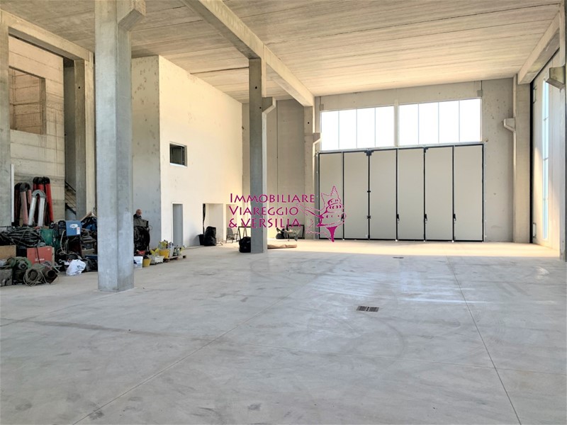 Magazzino in Vendita a Camaiore, 1'350'000&euro;, 1300 m²