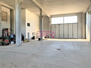 Magazzino in Vendita a Camaiore, 1'350'000&euro;, 1300 m²