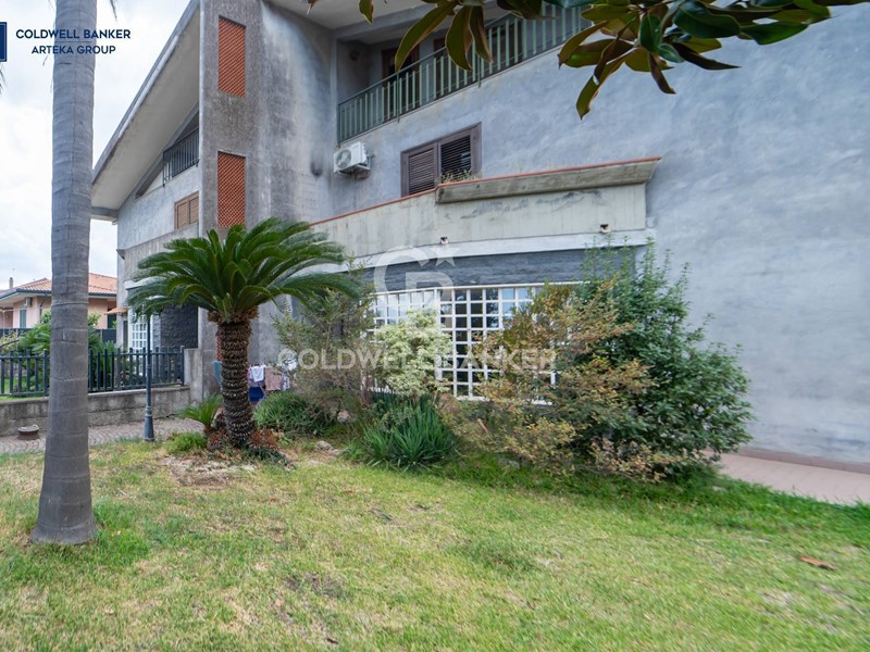 Casa Semi Indipendente in Vendita a Aci Sant'Antonio, 300'000€, 309 m²