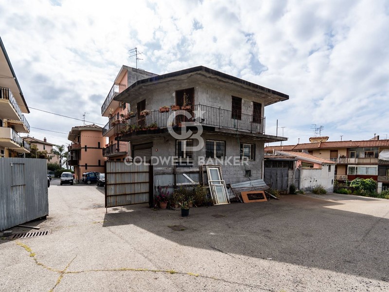 Laboratorio in Vendita a Aci Catena, 80'000€, 160 m²