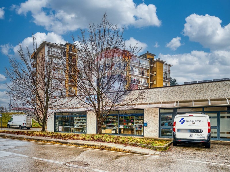 Negozio in Affitto a Chieri, 2'500€, 240 m²