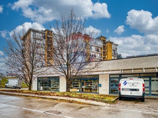 Negozio in Affitto a Chieri, 2'500€, 240 m²