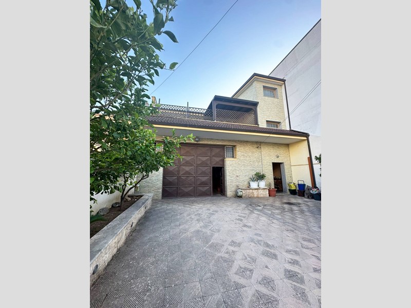 Immobile commerciale in Vendita a Surbo, 200'000€, 200 m²