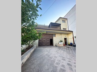 Immobile commerciale in Vendita a Surbo, 200'000€, 200 m²