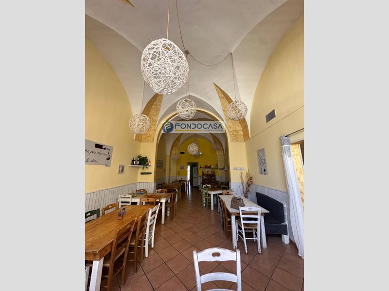 Attività commerciale in Affitto a Campi Salentina, 1'000€, 120 m²