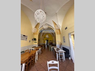 Attività commerciale in Affitto a Campi Salentina, 1'000€, 120 m²