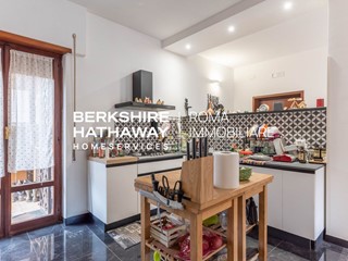 Trilocale in Vendita a Roma, 249'000&euro;, 103 m²