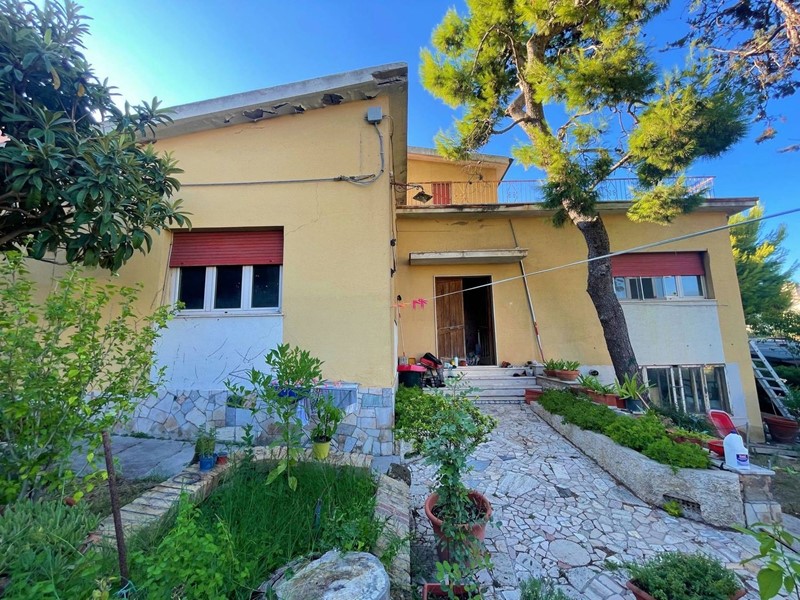 Villa in Vendita a Civitanova Marche, 430'000€, 650 m²