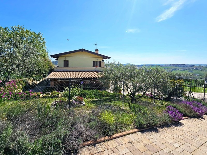 Villa in Vendita a Fermo, 480'000€, 4000 m²