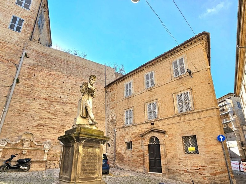 Casa Indipendente in Vendita a Fermo, 180'000€, 300 m²