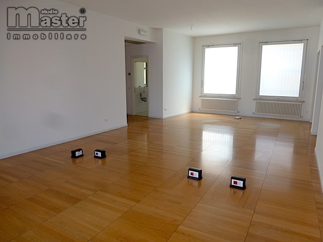 Ufficio in Affitto a Treviso, 3'300€, 289 m²