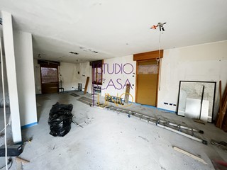 Capannone in Vendita a San Giovanni Valdarno, 345'000€, 570 m²