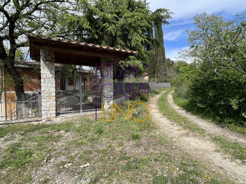 Villa in Vendita a Bucine, 390'000€, 400 m²