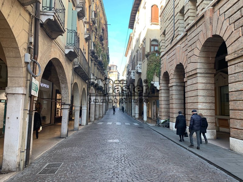 Negozio in Affitto a Treviso, 3'800€, 80 m²