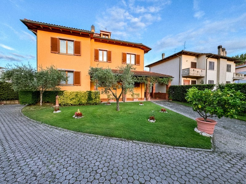 Villa in Vendita a Cavriglia, 590'000€, 290 m²