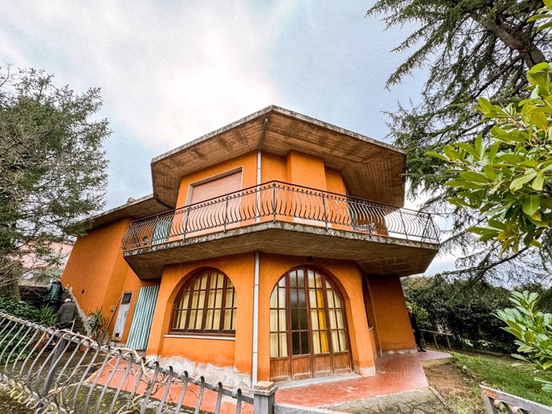 Villa in Vendita a Bucine, 269'000€, 377 m²