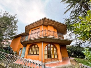 Villa in Vendita a Bucine, 269'000€, 377 m²