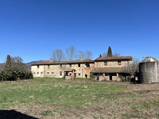 Rustico in Vendita a Laterina Pergine Valdarno, 720'000&euro;, 900 m², con Box