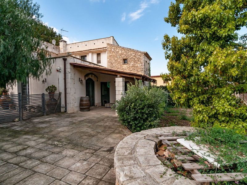 Villa in Vendita a Siracusa, 350'000&euro;, 340 m²