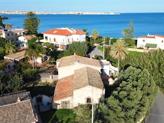 Villa in Vendita a Siracusa, 195'000&euro;, 200 m²