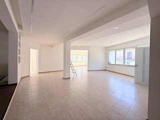 Ufficio in Affitto a Siracusa, 900€, 141 m²