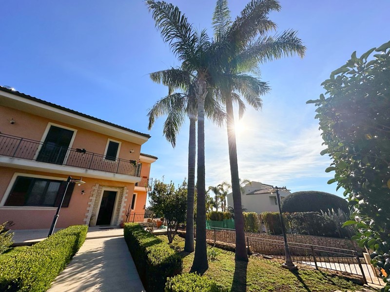 Villa in Vendita a Siracusa, 565'000&euro;, 220 m²