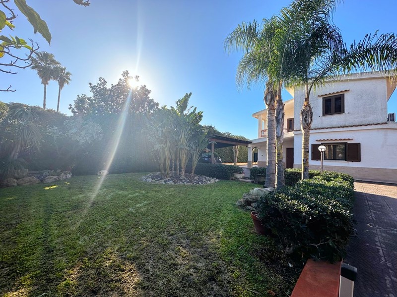 Villa in Vendita a Siracusa, 590'000&euro;, 300 m²