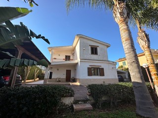 Villa in Vendita a Siracusa, 590'000&euro;, 300 m²