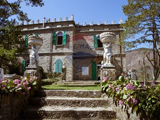 Appartamento in Vendita a Alto Reno Terme, 1'000'000€, 470 m²