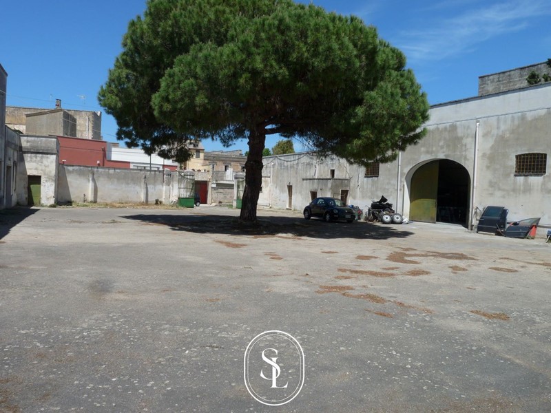 Immobile commerciale in Vendita a Squinzano, 200'000€, 1473 m²