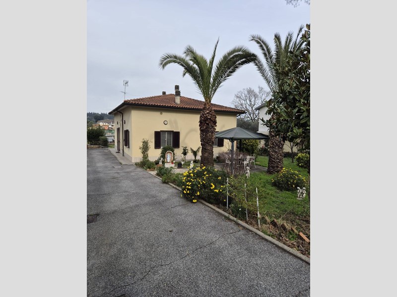 Villa in Vendita a Roma, 295'000&euro;, 220 m²