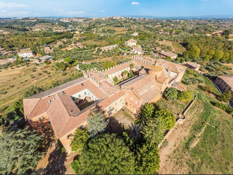 Immobile commerciale in Vendita a Siena, 6200 m²