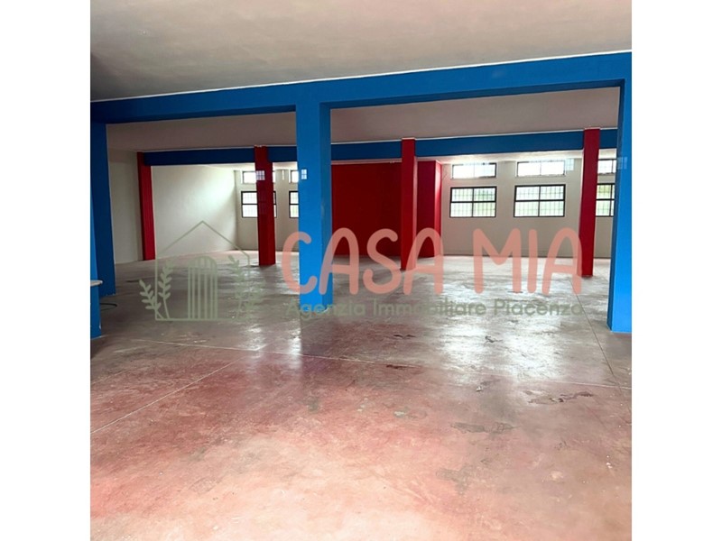 Magazzino in Vendita a Rottofreno, 148'000€, 296 m²