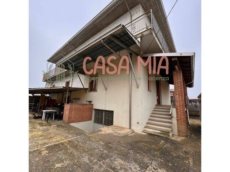 Magazzino in Vendita a Rottofreno, 150'000€, 348 m²