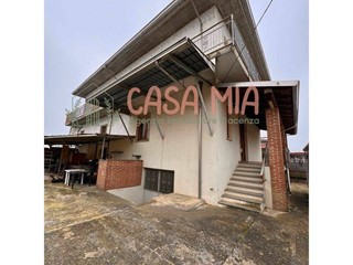 Magazzino in Vendita a Rottofreno, 150'000€, 348 m²