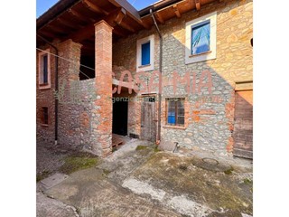 Casa Semi Indipendente in Vendita a Rivergaro, 70'000€, 150 m²