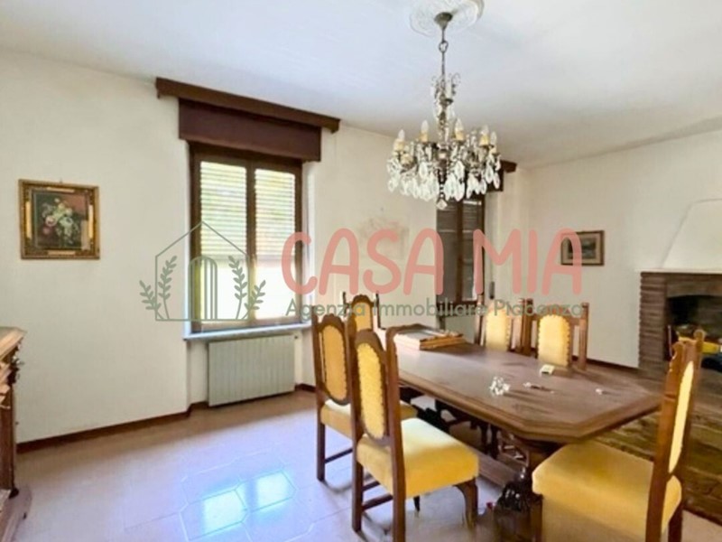 Casa Semi Indipendente in Vendita a Piozzano, 95'000€, 331 m²