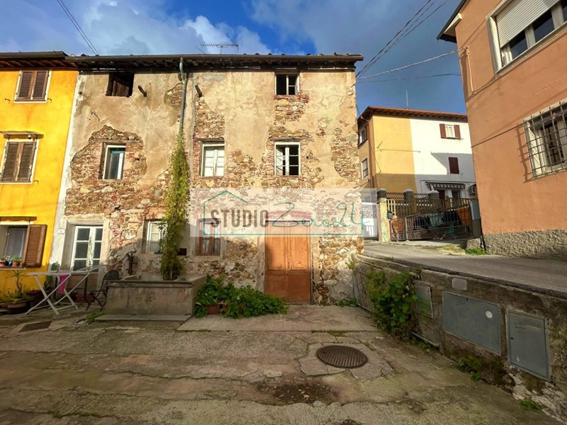 Rustico in Vendita a Massarosa, 85'000€, 220 m²