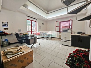 Ufficio in Vendita a Viareggio, 95'000€, 90 m²